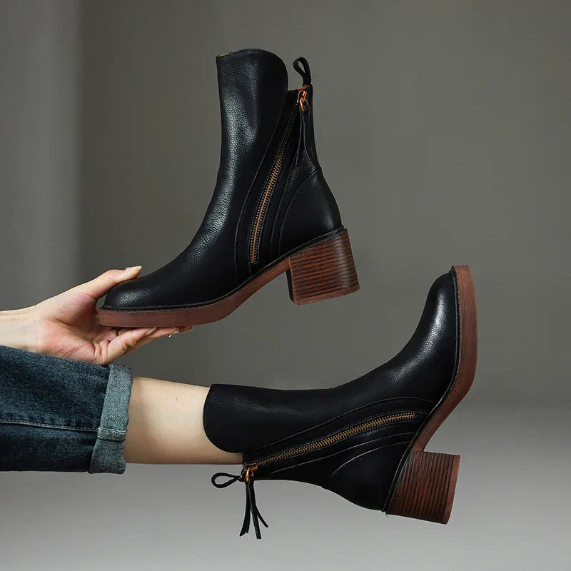 Bota Feminina de Couro com Salto Chelsea