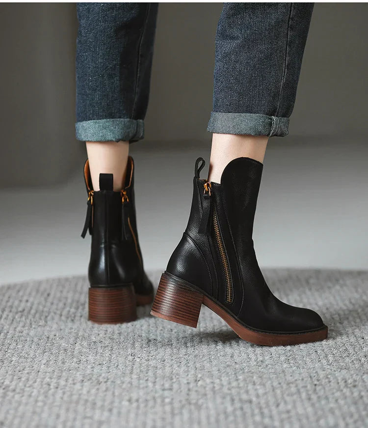 Bota Feminina de Couro com Salto Chelsea