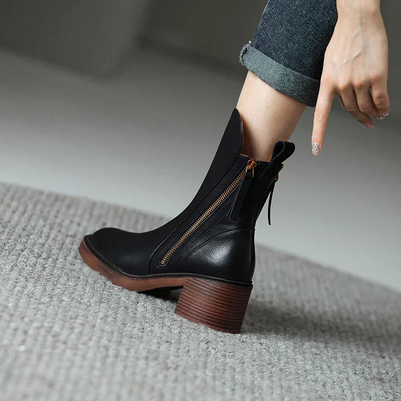 Bota Feminina de Couro com Salto Chelsea