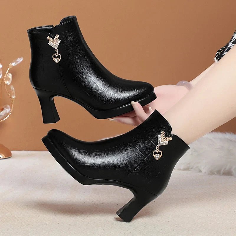 bota-feminina-de-couro-cano-curto-gelio-3274024 - Kabani