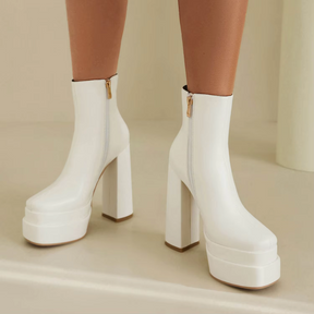 Bota Feminina de Couro com Salto Classy