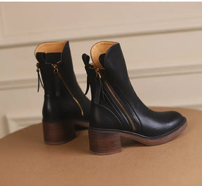 Bota Feminina de Couro com Salto Chelsea