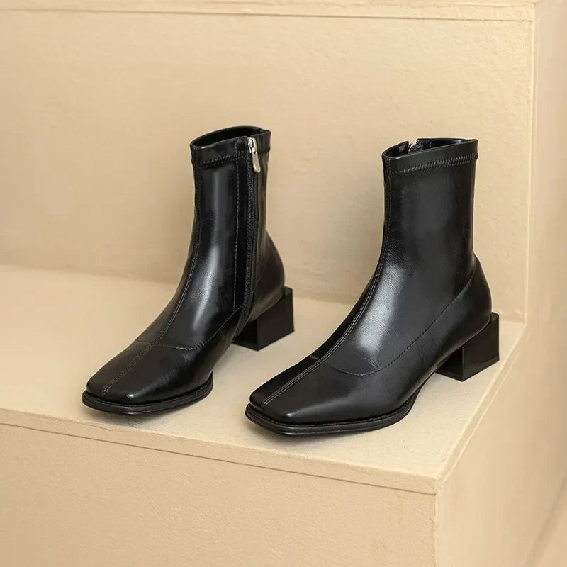 Bota Feminina de Couro Bico Quadrado