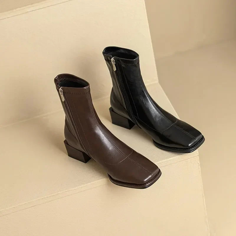 Bota Feminina de Couro Bico Quadrado