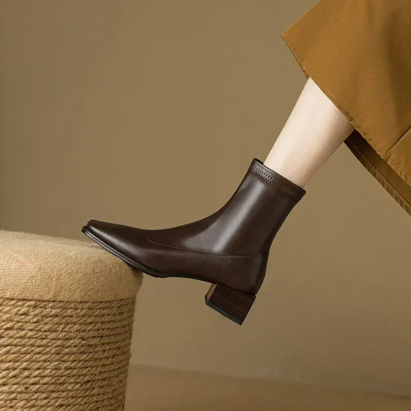 Bota Feminina de Couro Bico Quadrado