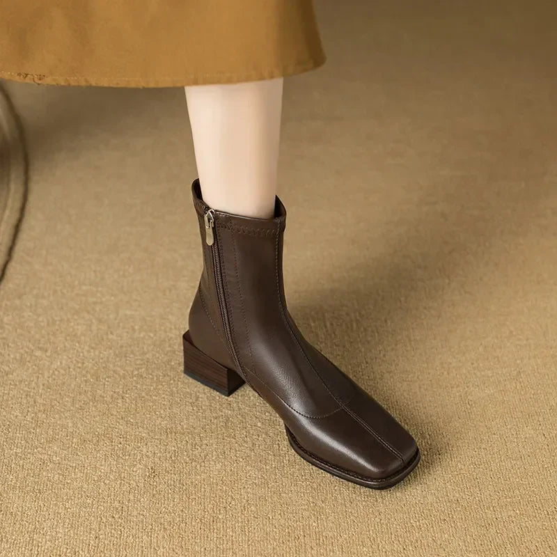 Bota Feminina de Couro Bico Quadrado