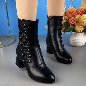Bota Feminina de Couro Clássica de Botão