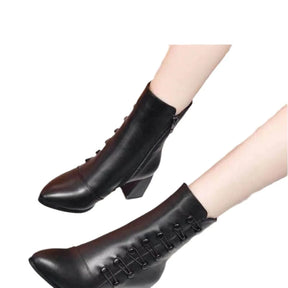Bota Feminina de Couro Clássica de Botão