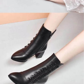 Bota Feminina de Couro Clássica de Botão