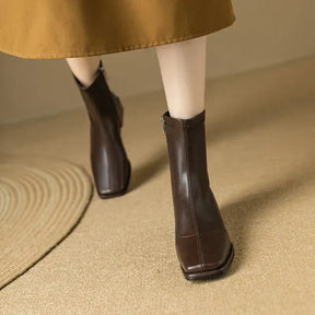 Bota Feminina de Couro Bico Quadrado