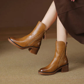 Bota Feminina de Couro com Salto Chelsea