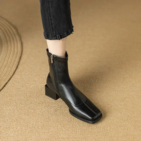 bota-feminina-de-couro-bico-quadrado-3706809 - Kabani