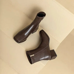bota-feminina-de-couro-bico-quadrado-8076312 - Kabani