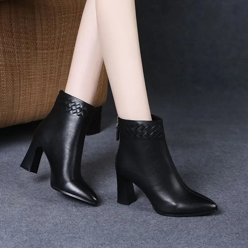 Bota Feminina de Couro Casual Saltinho - Kabani