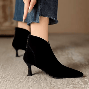 bota-feminina-de-couro-com-salto-amber-2786407 - Kabani