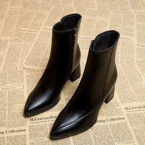 bota-feminina-de-couro-com-salto-bico-fino-4693114 - Kabani