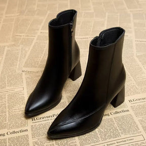 bota-feminina-de-couro-com-salto-bico-fino-9178347 - Kabani
