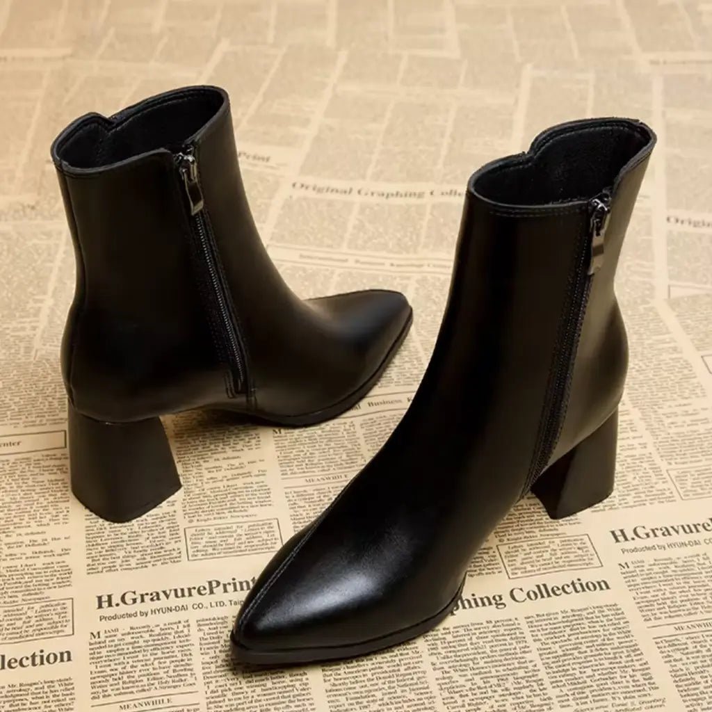 bota-feminina-de-couro-com-salto-bico-fino-9405085 - Kabani