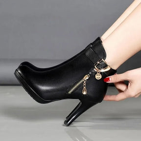 bota-feminina-de-couro-com-salto-frosty-9533220 - Kabani