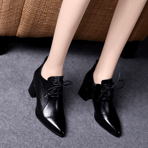 bota-feminina-de-couro-com-salto-lisa-2598921 - Kabani