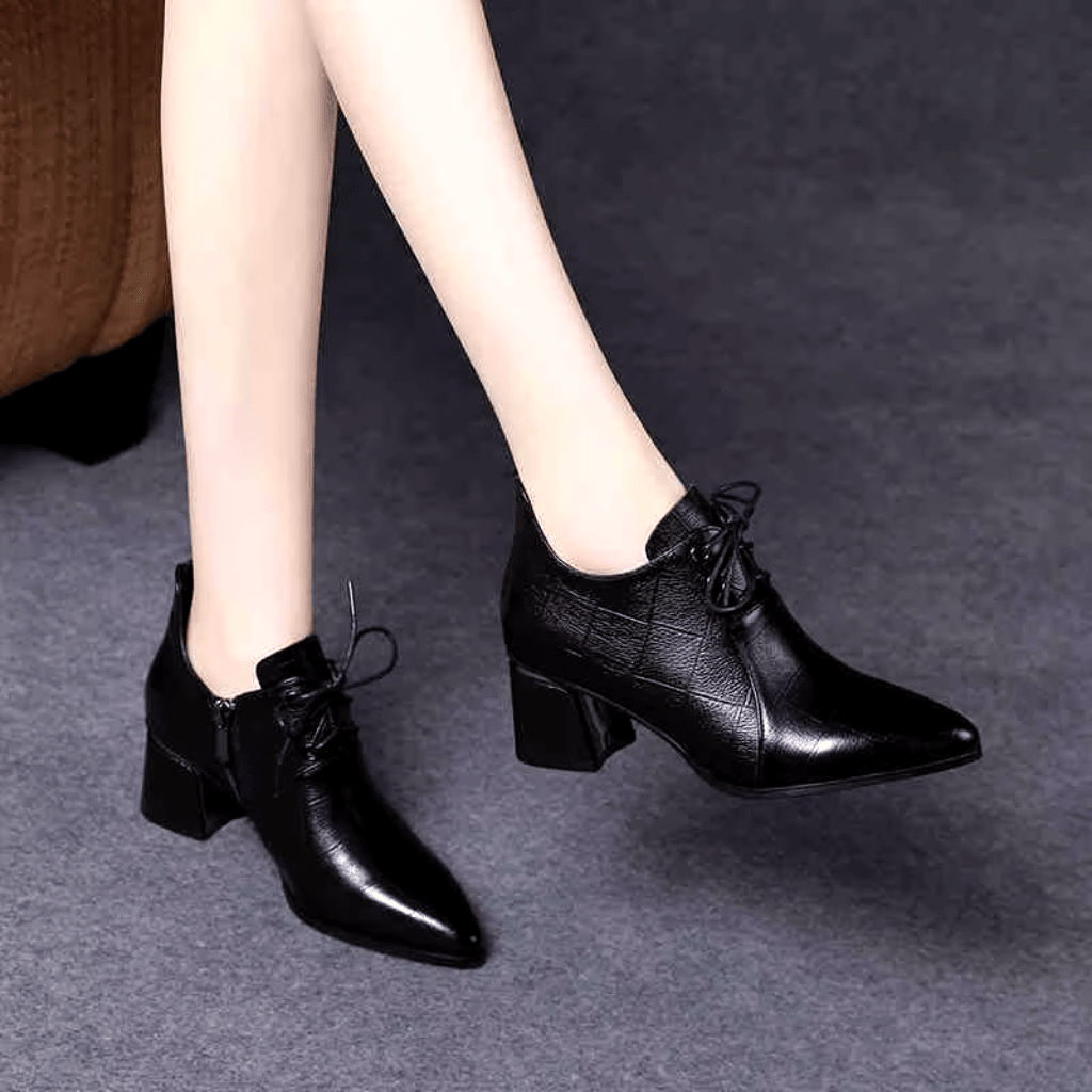 bota-feminina-de-couro-com-salto-lisa-9791187 - Kabani