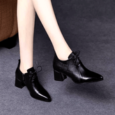 bota-feminina-de-couro-com-salto-lisa-9791187 - Kabani