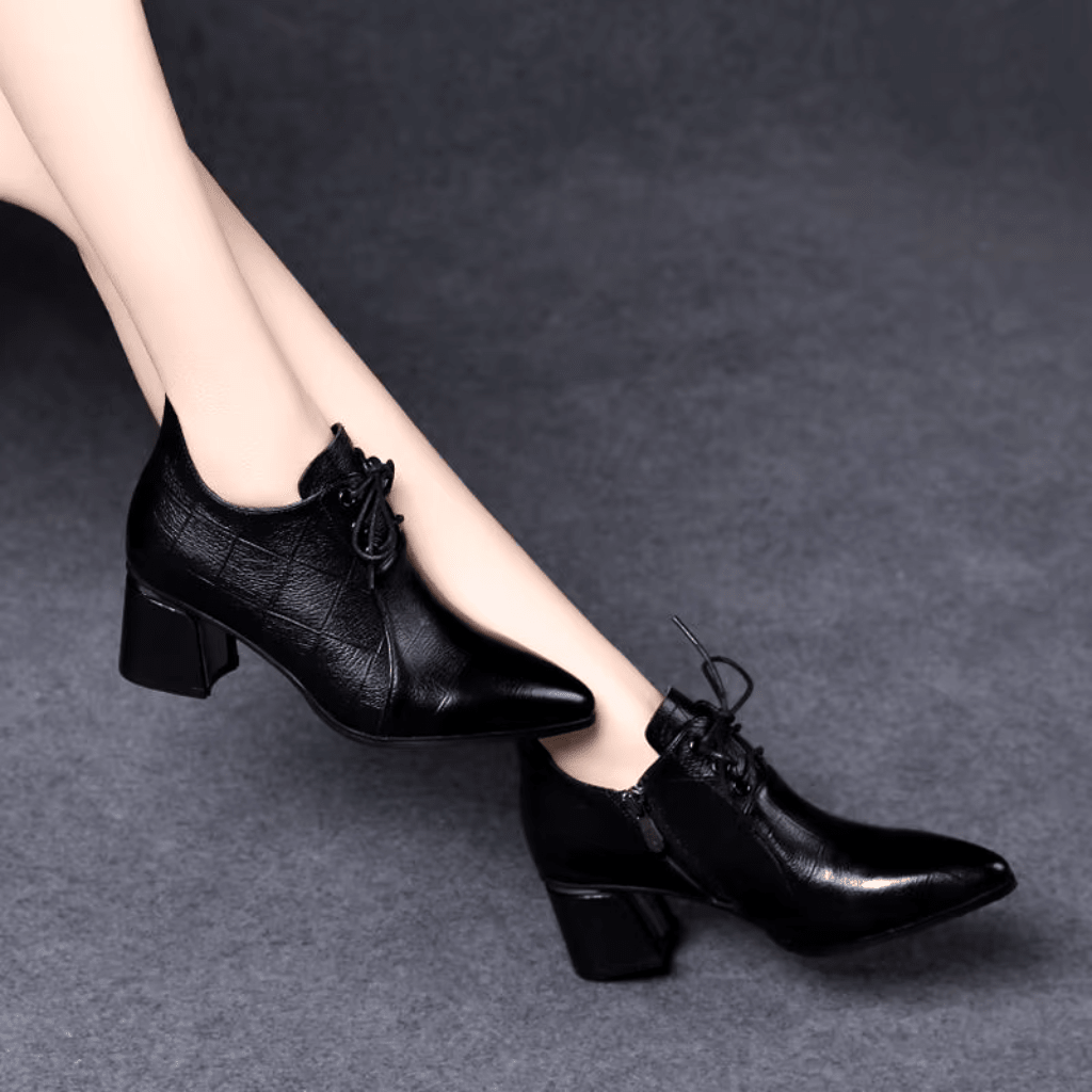 bota-feminina-de-couro-com-salto-lisa-9923889 - Kabani