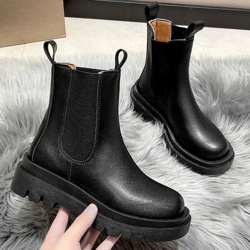 bota-feminina-de-couro-coturno-maggie-8152478 - Kabani